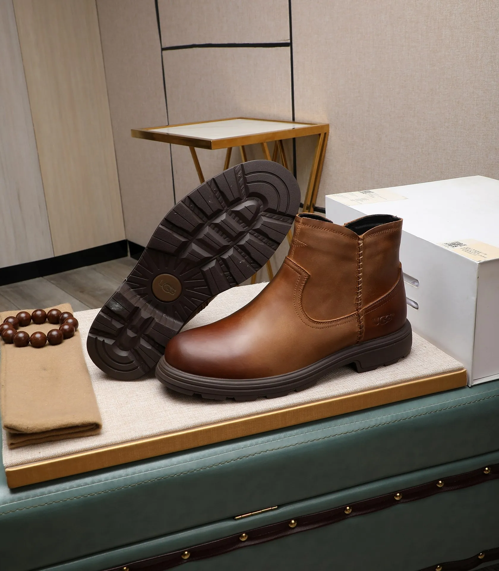 Men's men's shoes💰640 UGG (100% genuine wool lining, 10% off for fake ones) Please pay attention to the quality of the original order and compare the thickness of the wool🏮🏮Hot-selling UGG from Australia's warm luxury brand men's shoes, the official website is synchronized, Beckham men's style..., made of imported top-layer waxed cowhide, waxed toe cap, Australian real wool velvet lining Carefully sewn...Imported rubber Martin boots outsole (comfortable, soft and wear-resistant). I really like the quality..Exquisite workmanship. You can't put it down at first sight. Size 39-44